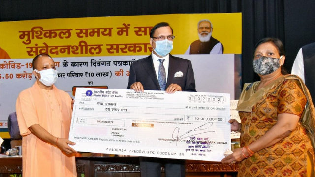 Adityanath paid tribute to the departed journalists, gave financial assistance of Rs 1000000